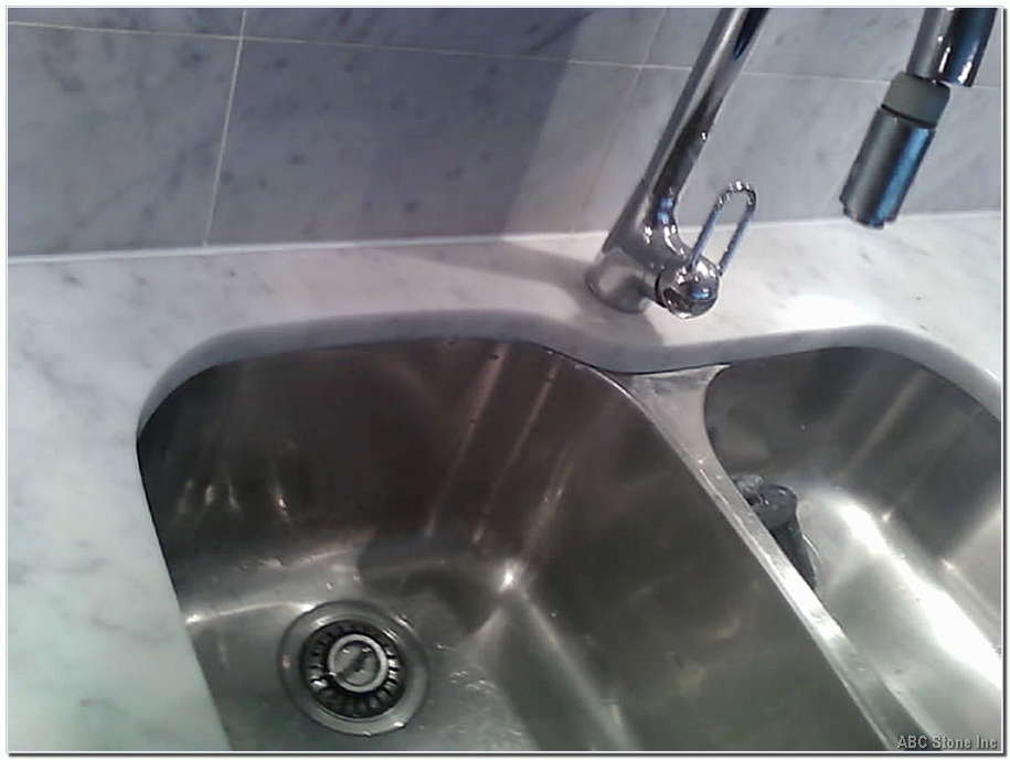 Kitchen marble backsplash with fresh caulking